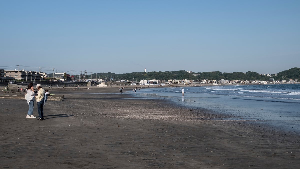 暑すぎる夏 昼の海に行く人がへり、夜の海がにぎわう