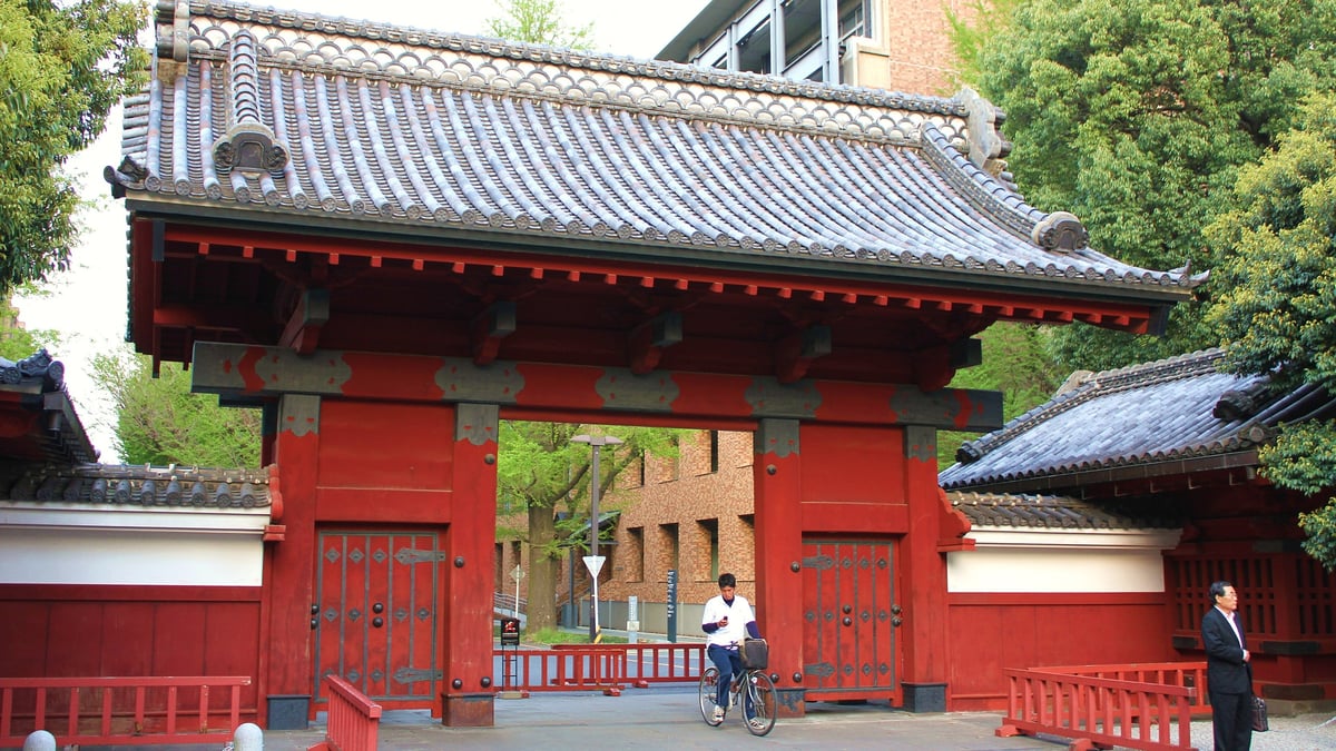 Visitors see work on the Red Gate in Tokyo