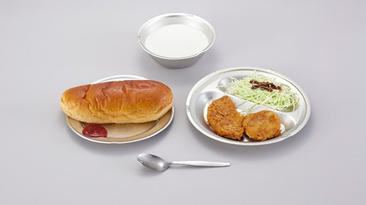 Tonami school lunch center shows how to eat bread